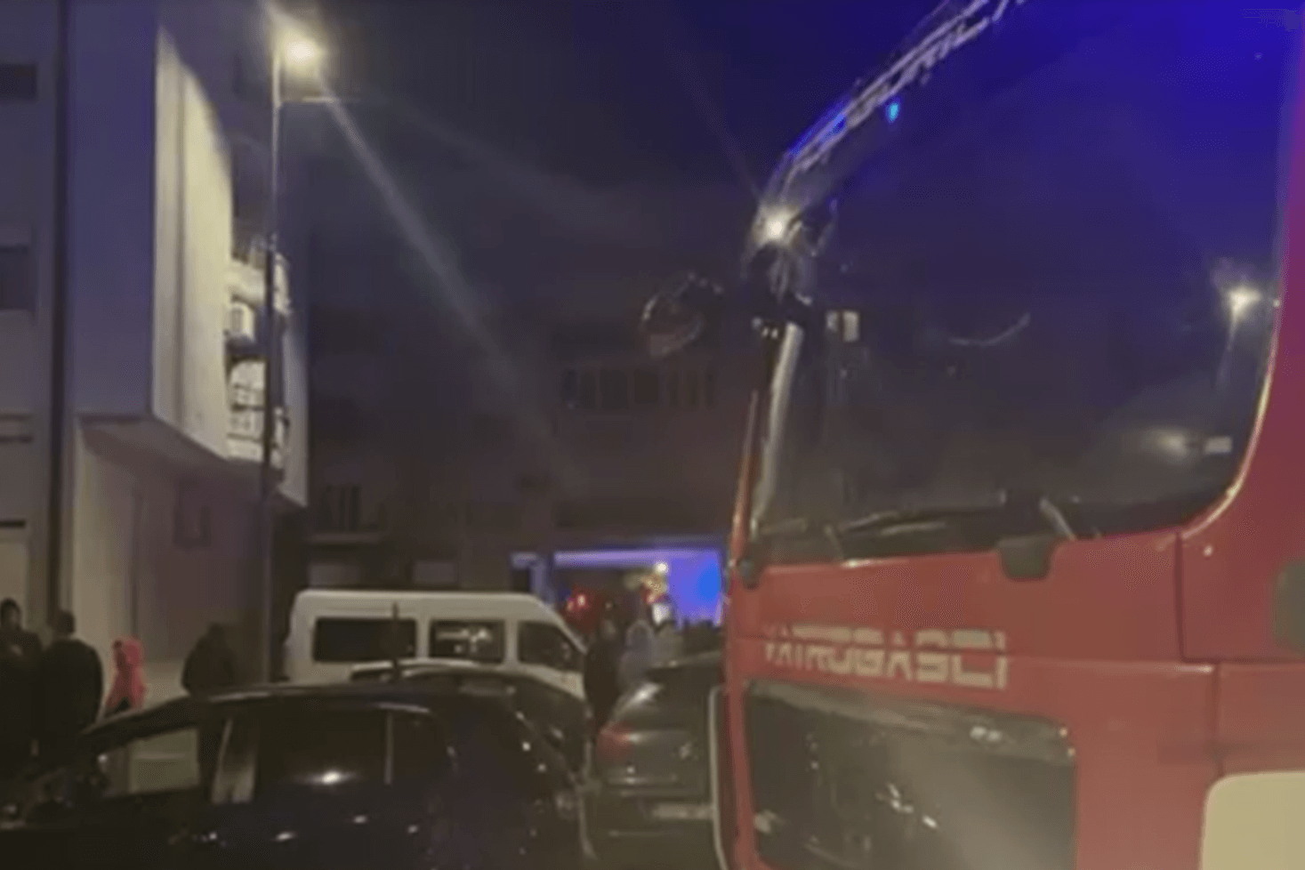 Podgorica: Požar u garaži zgrade, izgorio automobil