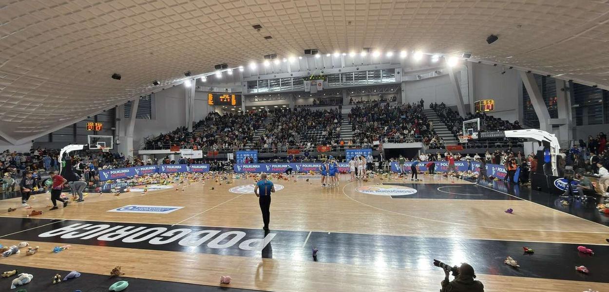 Humanost na djelu u Bemax areni: Stotine igračaka za Dječiji dom “Mladost” prekrile teren (FOTO/VIDEO)