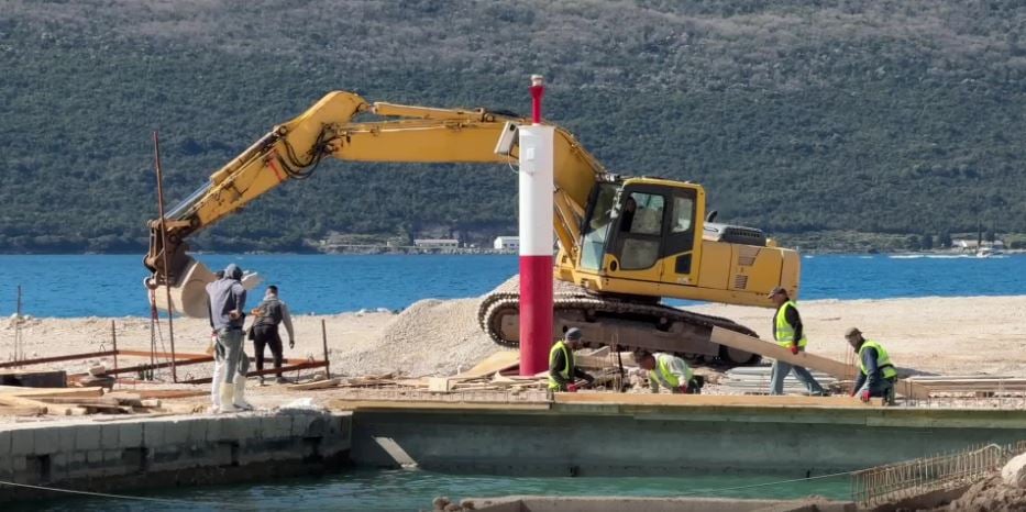 Hapšenja nijesu zaustavila radove na nasipanju plaže u Baošićima