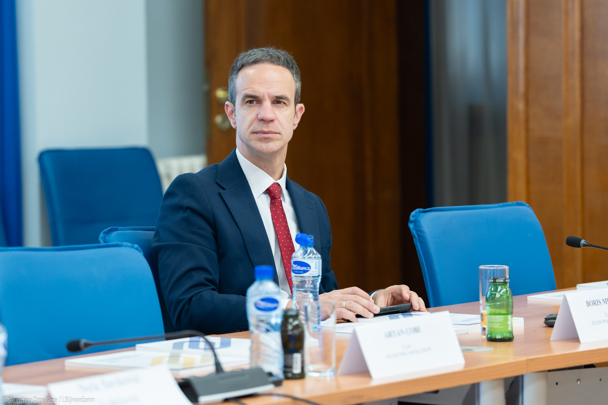 Mugoša: Eksterni šokovi ugrožavaju tržište, država mora reagovati