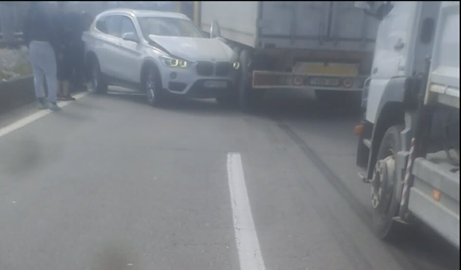 Saobraćajna nezgoda kod Virpazara: Sudarili se automobil i kamion, saobraćaj u prekidu