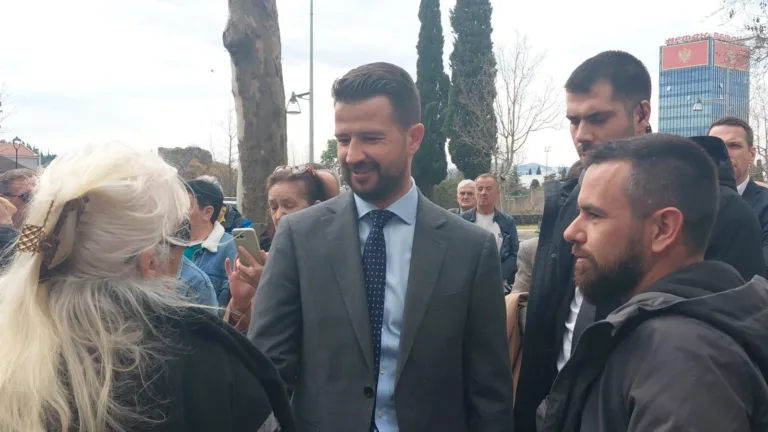 Protest penzionera ispred Skupštine; Milatović: Ministri da dođu i čuju narod