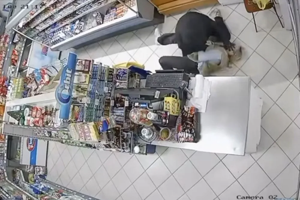 (VIDEO) Prodavačica u Mostaru rukama zaustavila pljačkaša s puškom