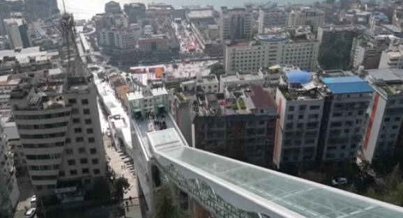 (VIDEO) Kina: Najduže pokretne stepenice na svijetu, protežu se uz planinu i penju na 240 metara