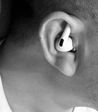 Neobičan način nošenja AirPods slušalica zbunio korisnike: Izgleda da se ovako nose