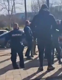 (VIDEO) Lokalni izbori u Srbiji: Desetine ljudi se potuklo u Boru, studenti tvrde da su povrijeđena dva člana mobilnog tima