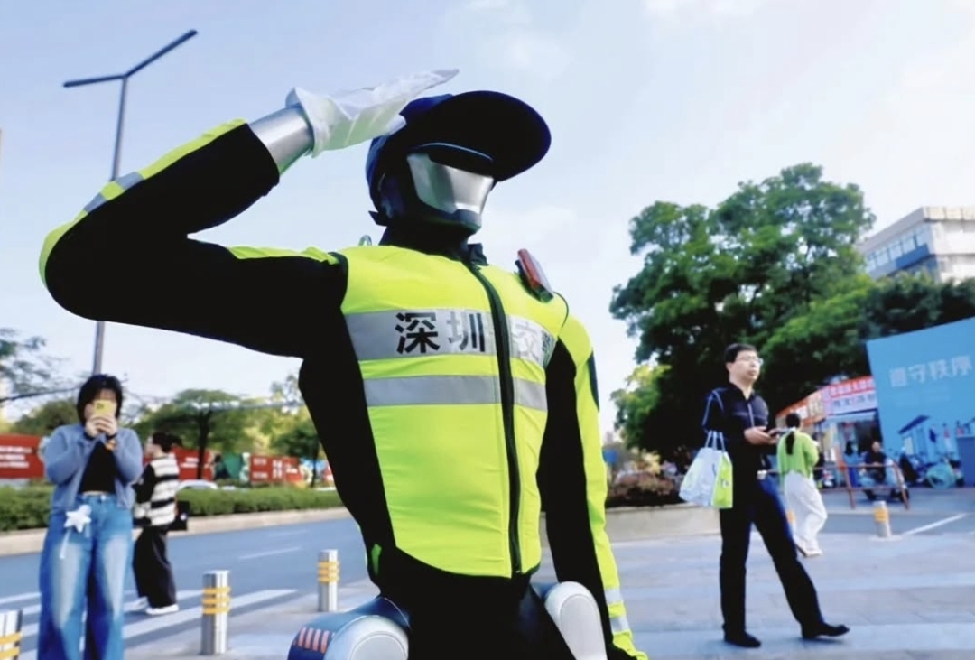 (FOTO) Sa njim nema rasprave: U Kini robot policajac upravlja saobraćajem – lako detektuje prekršaje