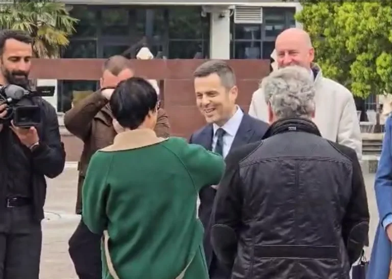 Mujović dočekao Kos na Trgu nezavisnosti