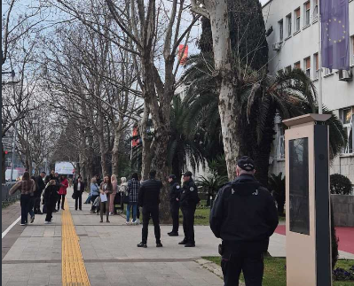 Protest ispred Skupštine zbog obavezne vakcinacije