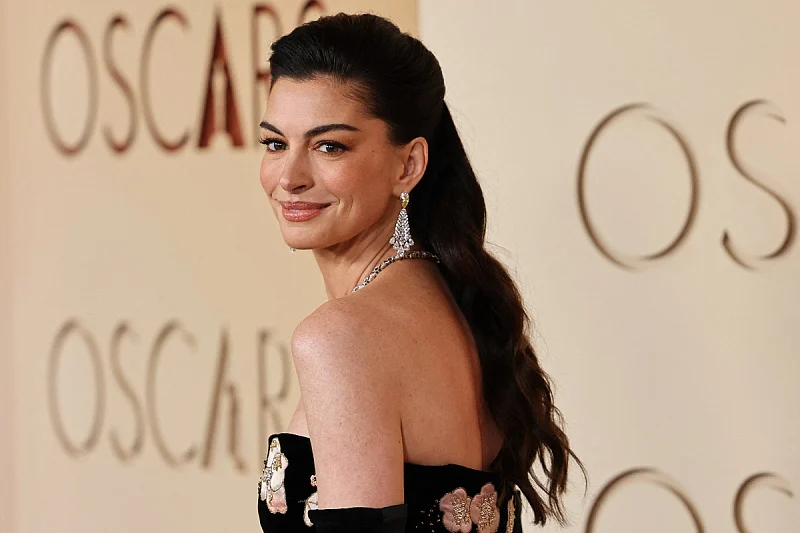 Anne Hathaway otkrila trik kojim zateže lice: Možete ga sami uraditi kod kuće