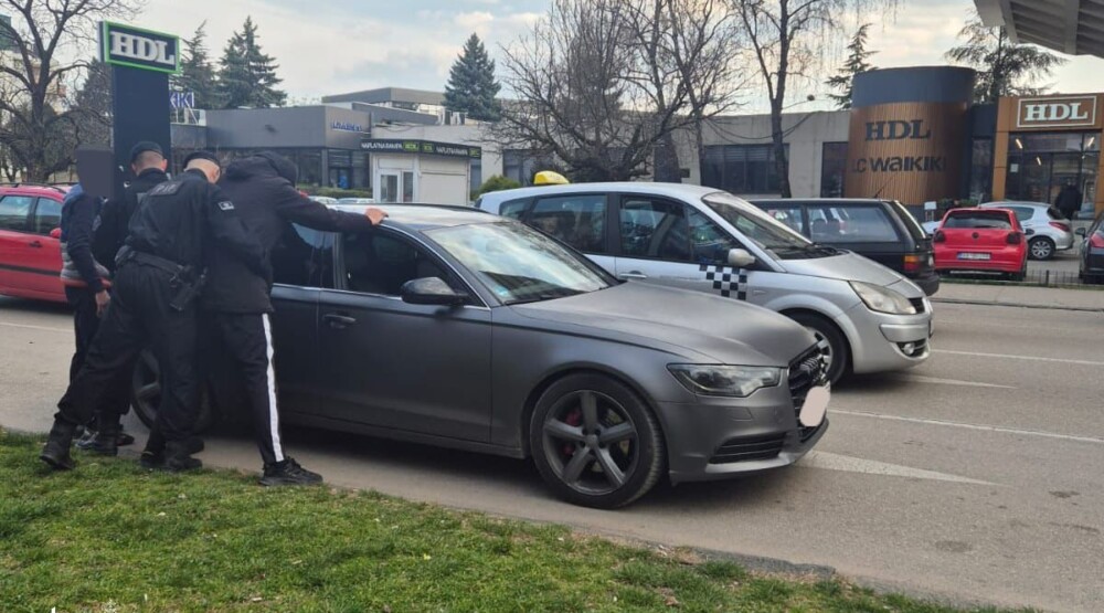 Preventivne aktivnosti policije: Privedeno 16 osoba kod kojih su pronađene baklje, petarde i palice
