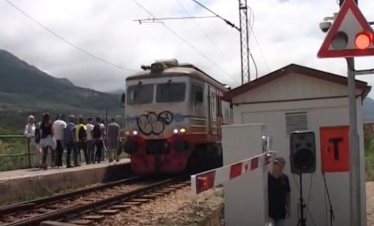 Popravljen uređaj za signalizaciju na pružnom prelazu u Ilinu