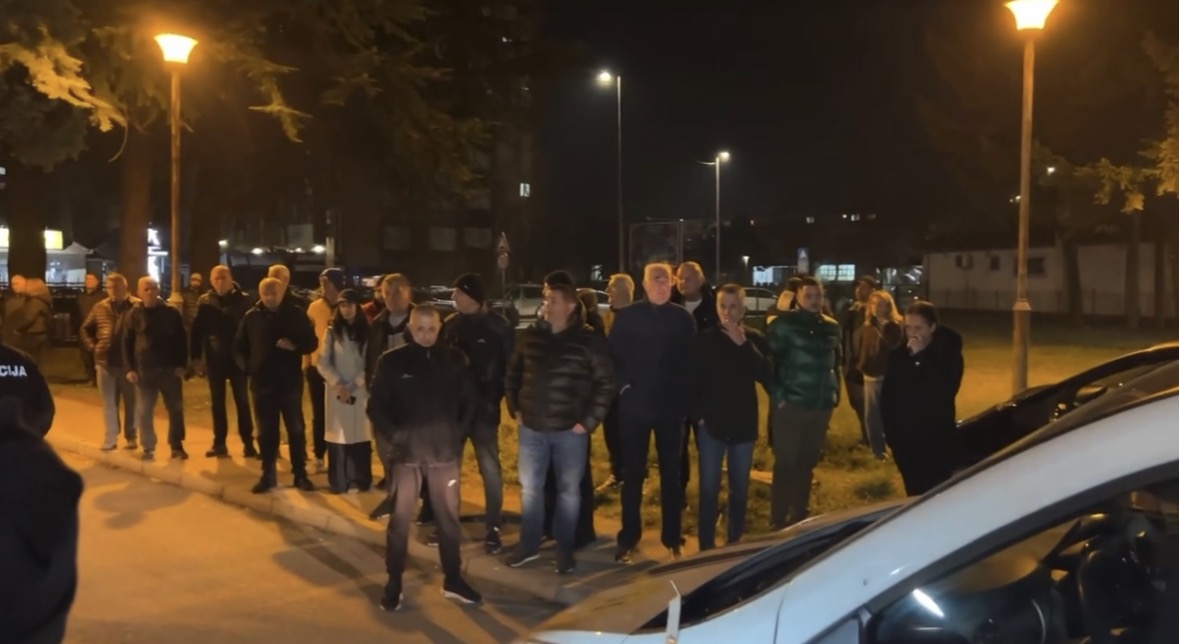 Podrška Acu Đukanoviću i večeras ispred ODT NK: Među okupljenima i članovi porodice Lidija i Blažo (VIDEO)