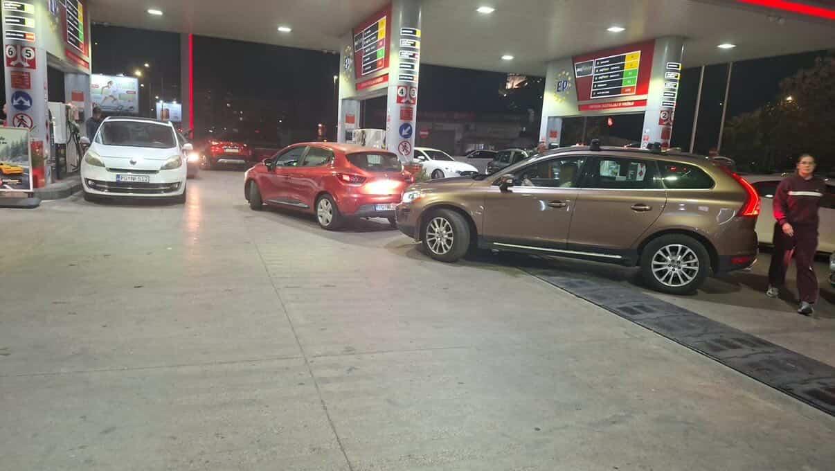 (VIDEO) Građani prave zalihe: Večeras gužve na benzinskim pumpama