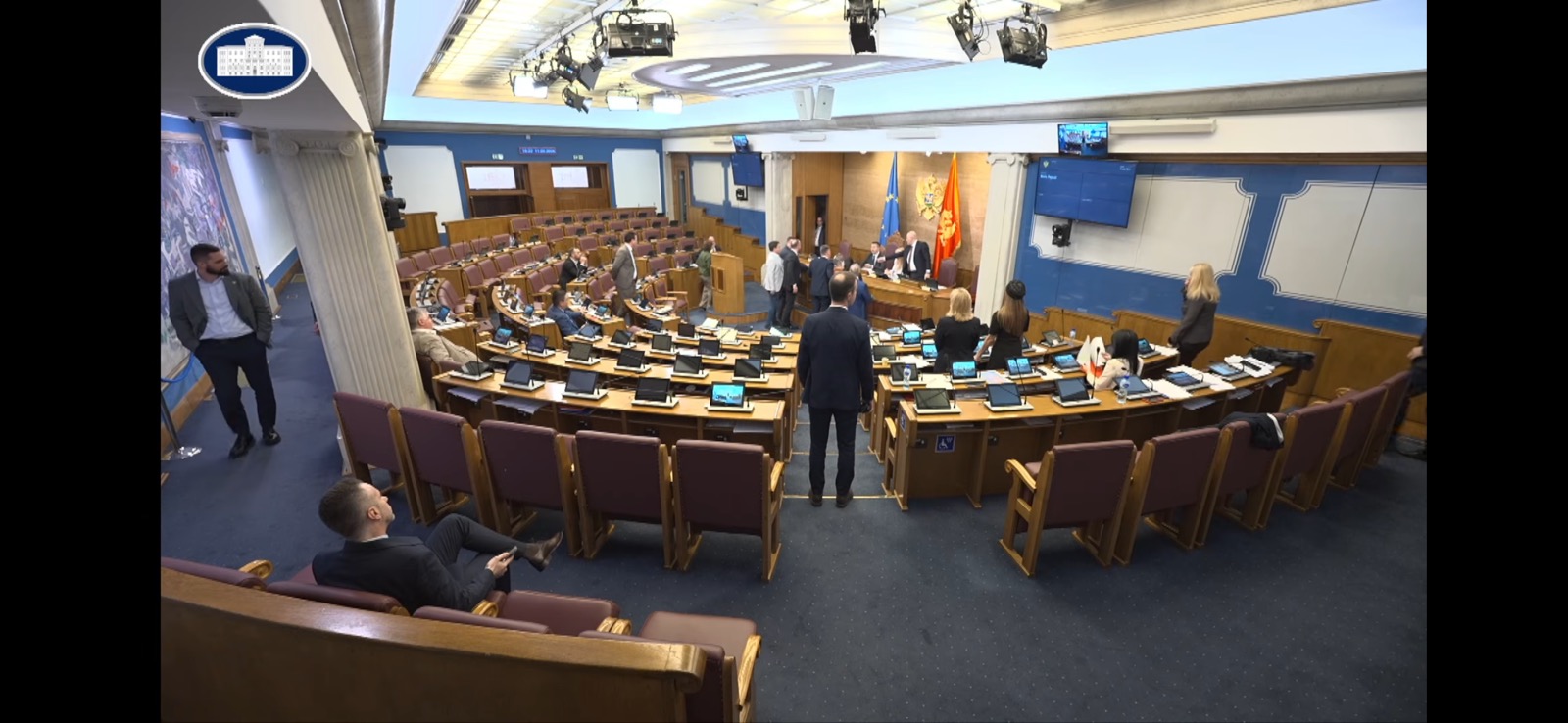 (VIDEO) Pejović oduzeo riječ Vuković Kuč, poslanici DPS-a i PES-a izašli pred govornicu