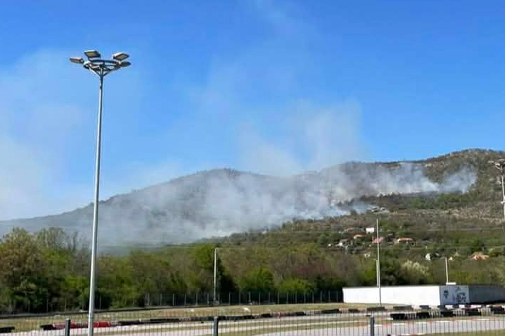 Požar u selu Bigor brzo ugašen: Spriječeno širenje vatre