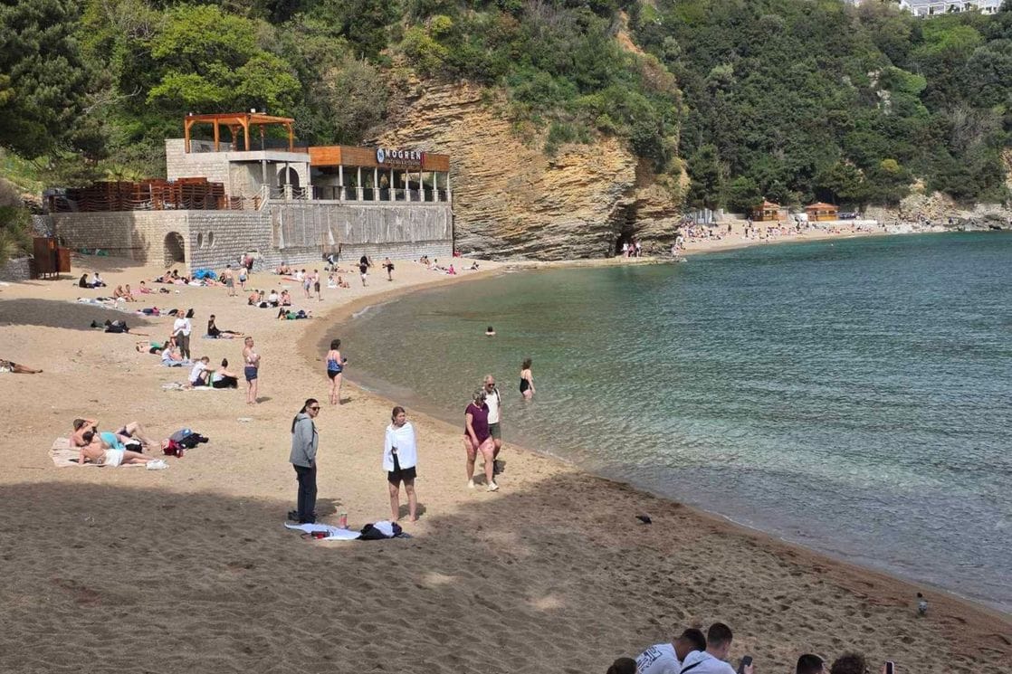 Sunčan dan ‘izmamio’ kupače u Budvi