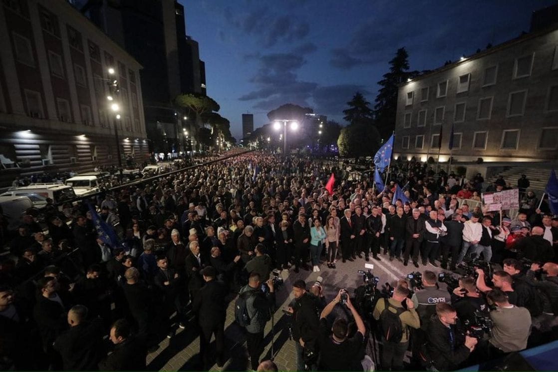 Neredi u Tirani: Demonstranti bacali Molotovljeve koktele ka Vladi, policija odgovorila suzavcima
