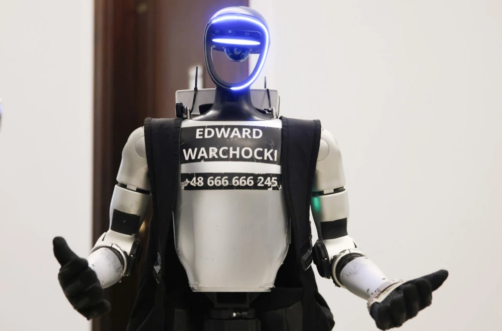 Hit snimak iz Poljske: Robot “jurio” divlje svinje po parkingu (VIDEO)