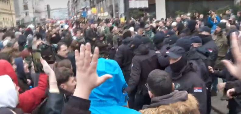 Beograd: Incidenti i sukobi policije i građana na protestu ispred Rektorata