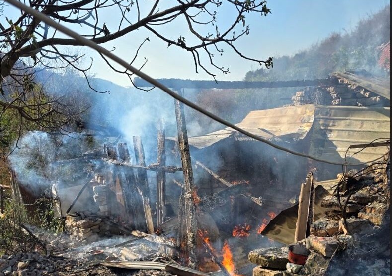 Požar u Gornjoj Lastvi, izgorio pomoćni objekat