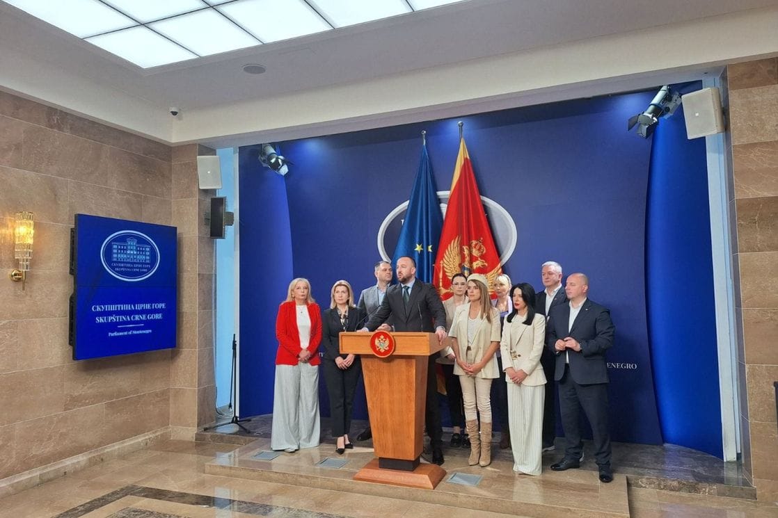 Nikolić: Crna Gora ima ćutljive poslanike i telefonsku Vladu