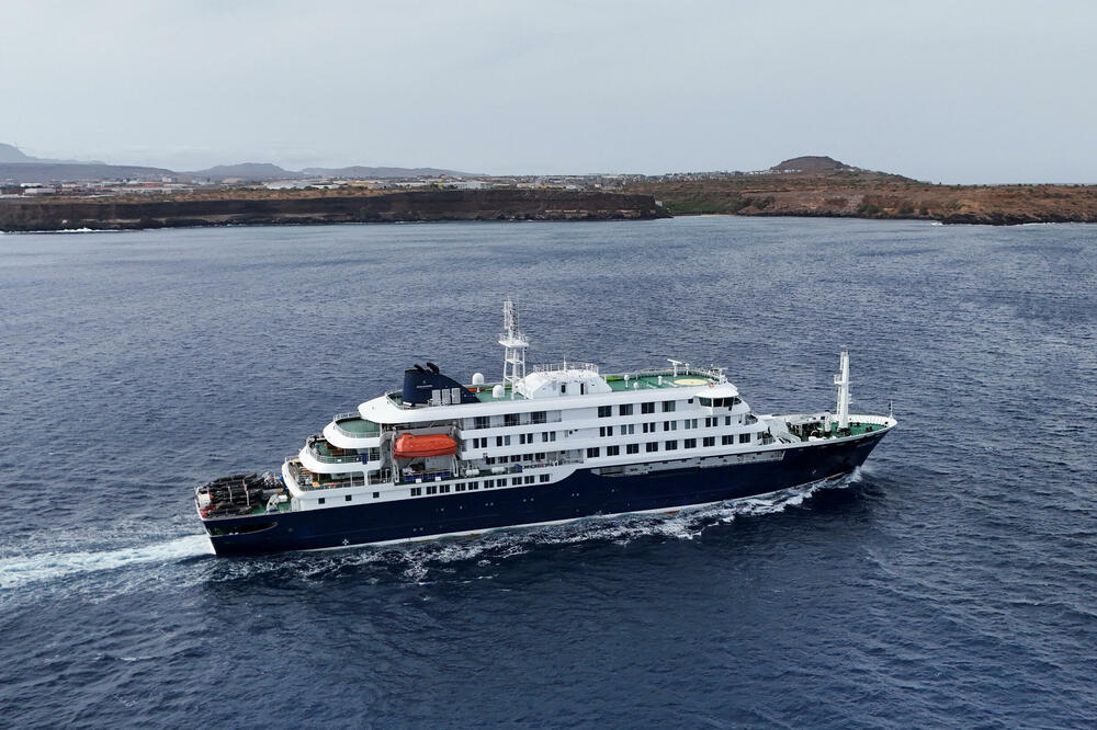 Kruzer MV ,,Hondius" napušta Praju, glavni grad Zelenortskih ostrva, Foto: Reuters