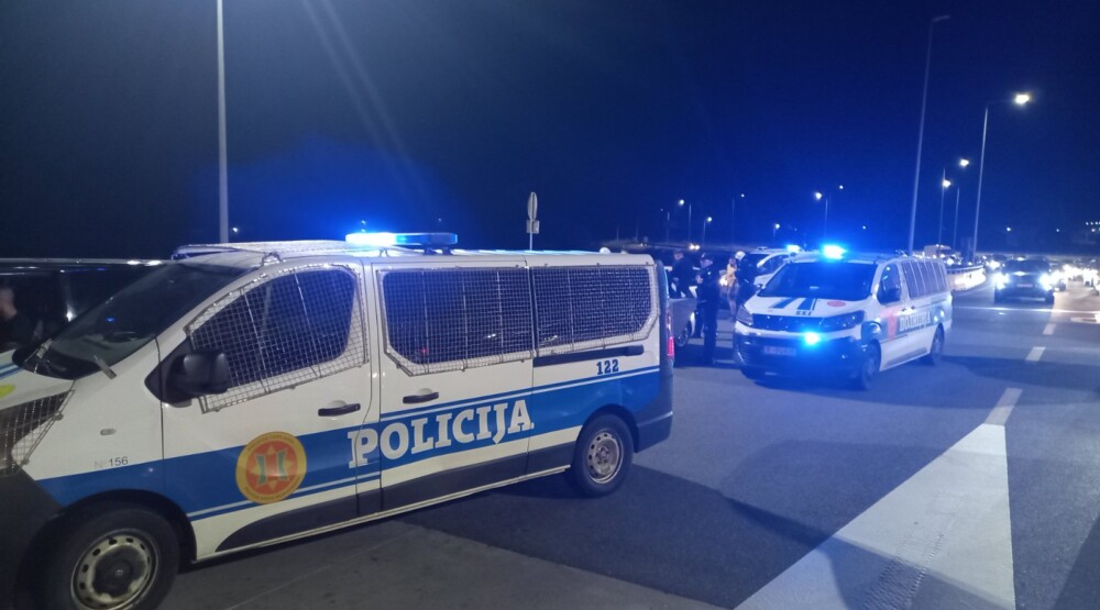 (Foto) Varvari vraćeni za Podgoricu: Policija oduzela palice, nož i druge predmete pogodne za napad