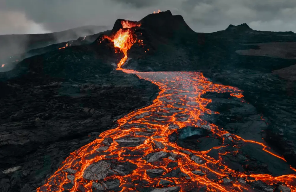 FOTO: UNSPLASH - TETIANA GRYPACHEVSKA, VULKAN, LAVA, ILUSTRACIJA