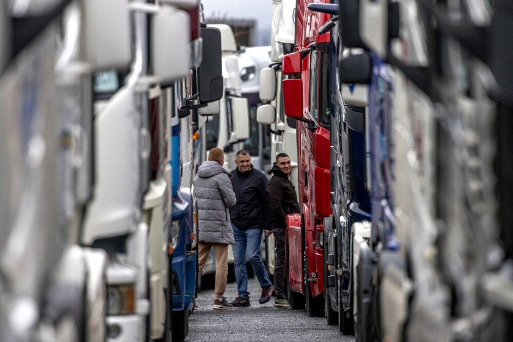 epa12682427 North Macedonian truck drivers block the Bogorodica border crossing with Greece near Gevgelija, North Macedonia, 26 January, 2026. All border crossings in the country and the wider region are blocked to freight traffic starting 26 January at noon, following a coordinated protest by truck operators from North Macedonia, Serbia, Bosnia and Herzegovina, and Montenegro. The carriers suspend transit toward the European Union in opposition to the EU’s new Entry/Exit System (EES), which introduces revised rules for calculating drivers’ days of stay in the Schengen Area.  EPA/GEORGI LICOVSKI
